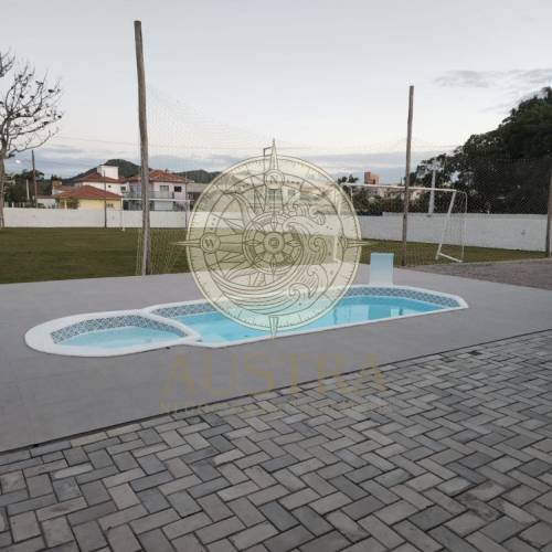 Casa com piscina e quadra de futebol