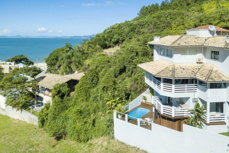 CASA COM PISCINA E VISTA PARA O MAR