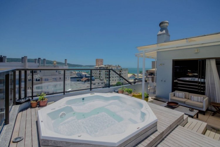 Cobertura com jacuzzi e vista para o mar!