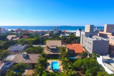 Casa com piscina e quadra de vlei