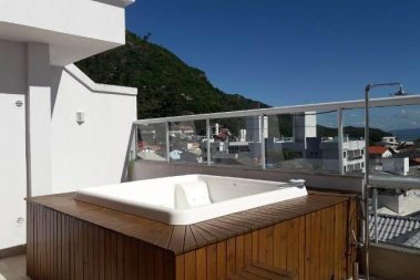 COBERTURA COM JACUZZI E VISTA PARA O MAR