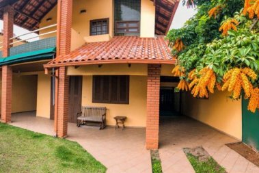 EXCELENTE CASA COM 03 SUTES