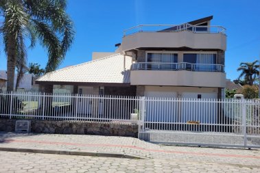 Casa trs dormitrios com piscina