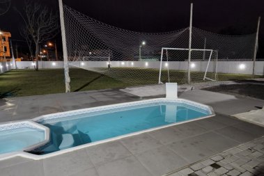 Casa com piscina e quadra de futebol