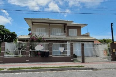 Sobrado com piscina, uma sute mais 3 quartos, tr