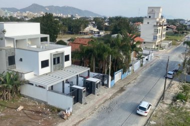 Sobrado triplex em Mariscal novo 