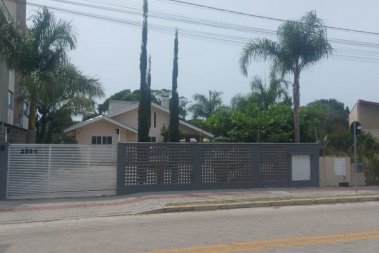 CASA COM PISCINA EM MARISCAL